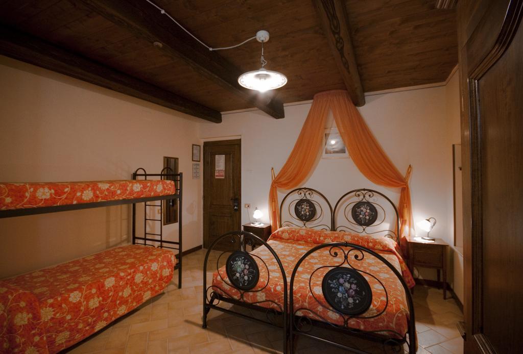 Agriturismo Vecchio Gelso Ortezzano Стая снимка